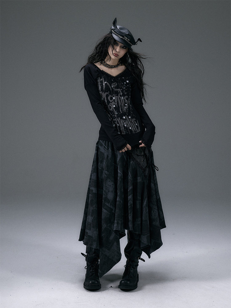 Schwarzes Top mit V-Ausschnitt und schimmernder Sternspitze