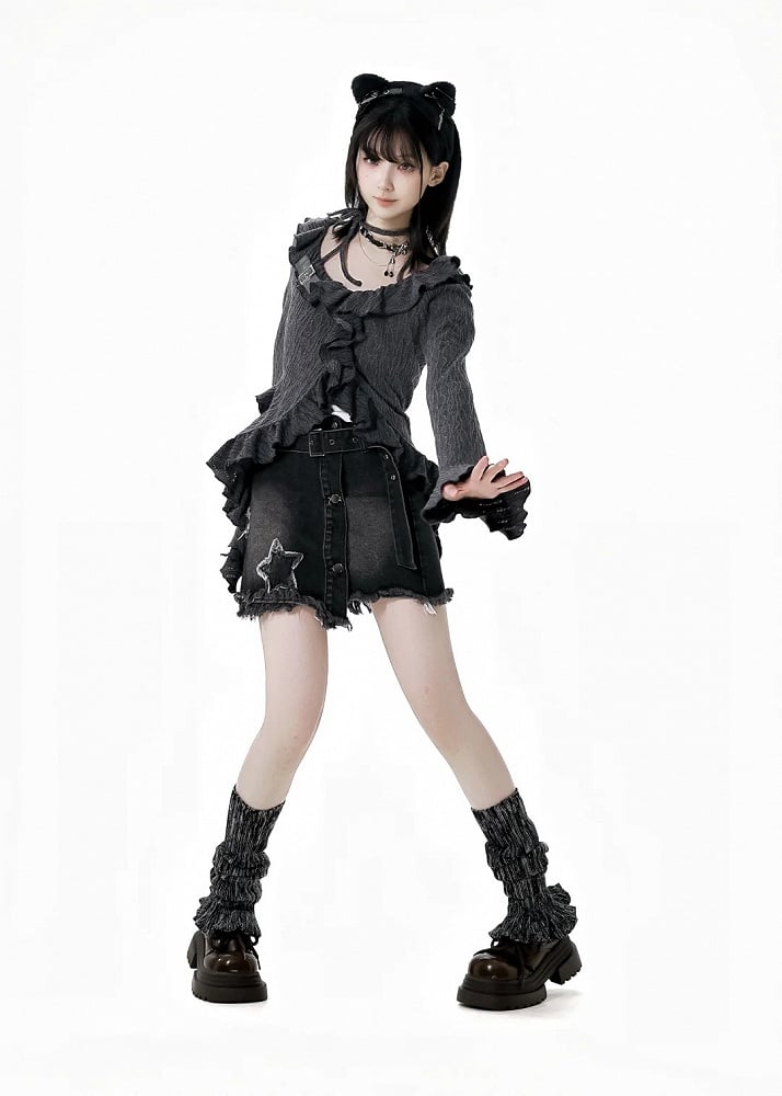 Beige/Dunkelgraues Strickoberteil mit Neckholder, Glockenärmeln, asymmetrischem Rüschensaum