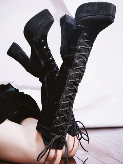 Blockhohe schwarze Samtstiefel mit Schnürung und Gothic-Absatz vorne, kniehohe Schnürsenkel