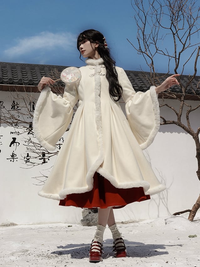 オフホワイトのフリース裏地付きウールコート（プラッシュトリム）