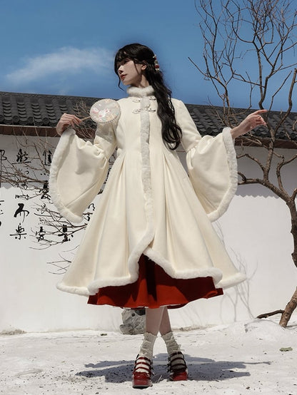 オフホワイトのフリース裏地付きウールコート（プラッシュトリム）