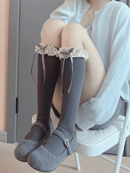 オフホワイトのスイートな蝶結びレーストリムの膝下ストッキング