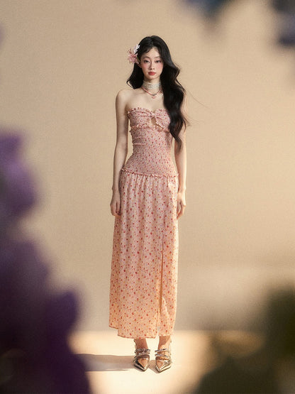 ストラップレスドレス、伸縮性のある太もも丈スリット、花柄ウエスト、ピンクのスウィートハートネックライン、スモック