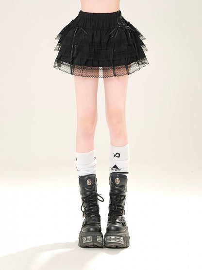 伸縮性のあるウエスト、蝶結びのディテール、ホワイト/ブラックのレーストリム、ティアードスカート