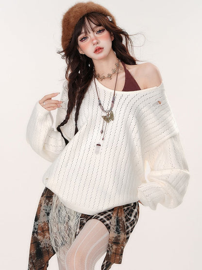 ダメージ加工の穴あきホワイトセーターとコーヒー色のホルターネックキャミソールトップスのセット