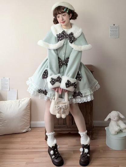 ミントグリーンのリボンがアクセントのケープロリータコート（レーストリム付き）