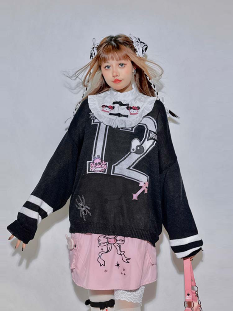 Schwarzes Oversize-Top mit Kitty-Spinnen- und Kreuz-Skelett-Applikationen