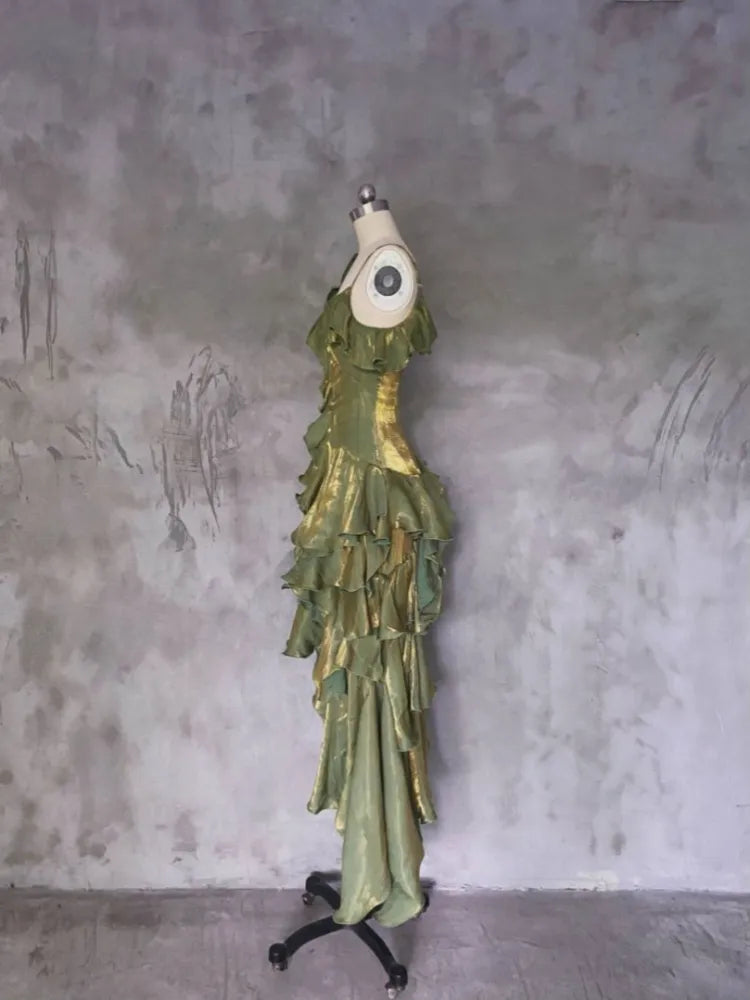 Grünes asymmetrisches Ballkleid mit mehrlagigem Volant und Spaghettiträgern