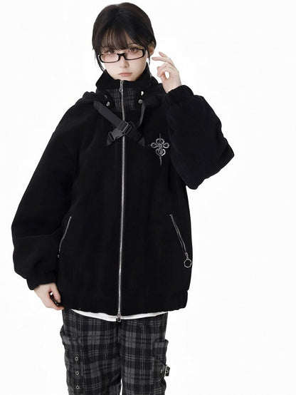 Schwarze Kapuzenjacke mit Schlangenmuster und überkreuzten Schnallenriemen