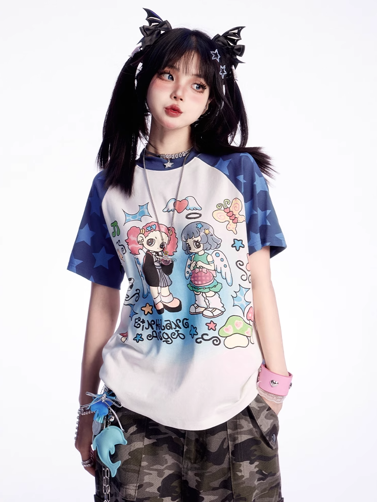 Blau-weißes T-Shirt mit Farbblock-Design und Cartoon-Mädchen-Print im Y2K-Stil