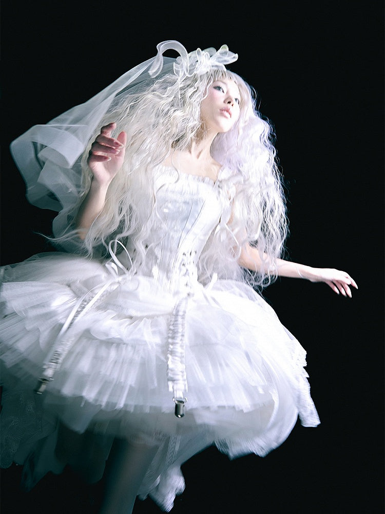 ホワイトのレースアップディテールのボーン入りコルセットトップ + ハイローレイヤードロリータスカート