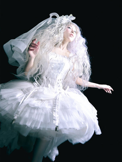 ホワイトのレースアップディテールのボーン入りコルセットトップ + ハイローレイヤードロリータスカート