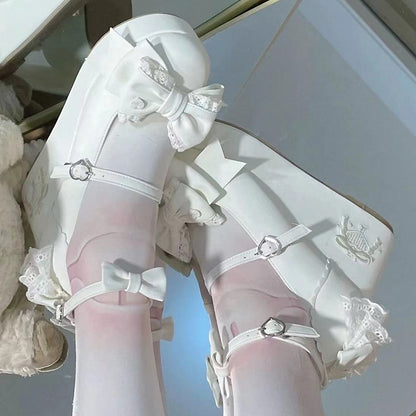 Lolita-Akzente mit Schleife und Weiß mit Mary-Stickerei, mehrschichtiger Plateau-Absatz und Spitze
