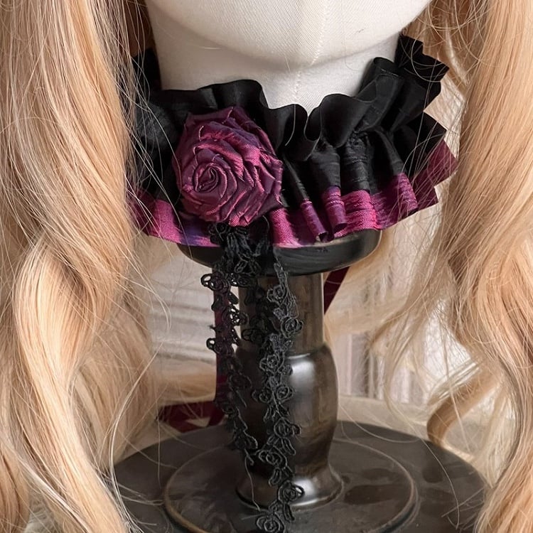 mit Spitze, schwarzem Rüschen-Choker, Rosenquasten, Gothic-Akzent und Lila