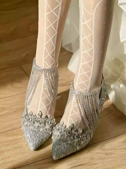 Silberne High Heels mit spitzer Zehenpartie, Strass-Pailletten und Quaste