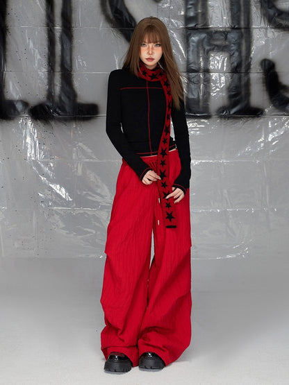 Rote Hose mit weitem Bein