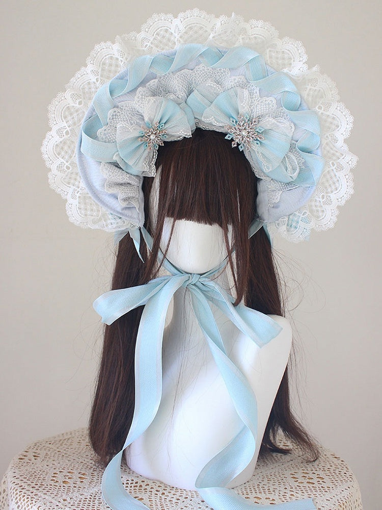 ブルーの蝶結びのディテール、ビーズの雪飾り、レースのトリム、ボンネット