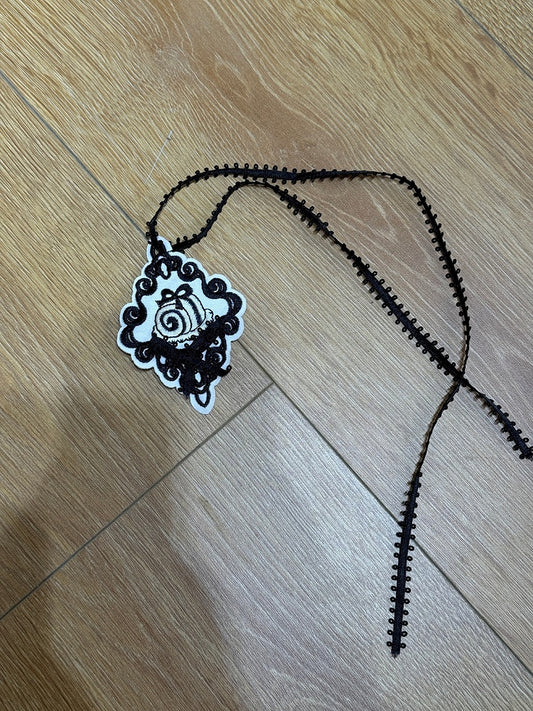 Badge Lolita blanc noir brodé Sushi