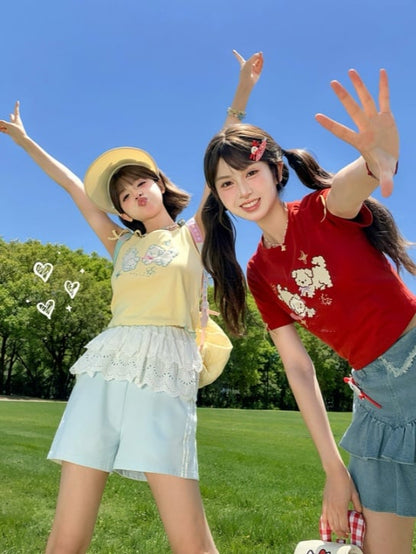 赤いラウンドネックの愛らしい子犬の刺繍入りクロップドTシャツ