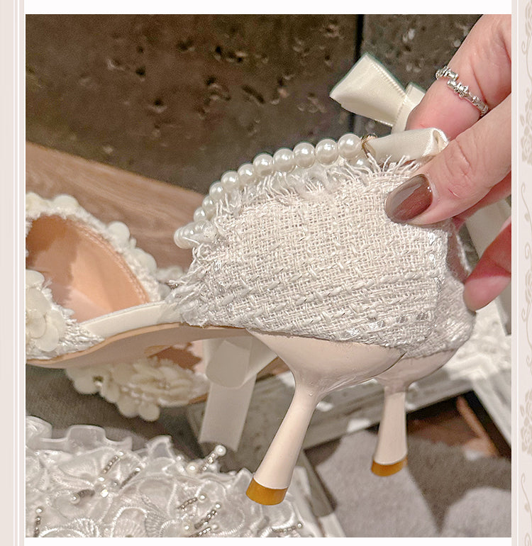 ベージュのポインテッドトゥ、花柄ハイヒール（ビーズチェーン付き）