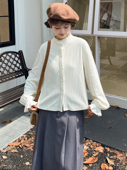 ホワイトのフリルネックラインブラウス