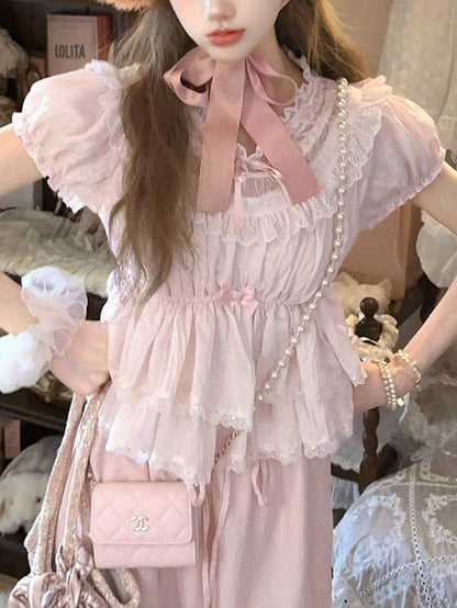 Spitzenbesatz am Saum mit Schößchenoberteil und rosa Puffärmeln