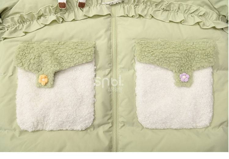 Grüner süßer Daunenmantel mit Kapuze und Rüschenbesatz