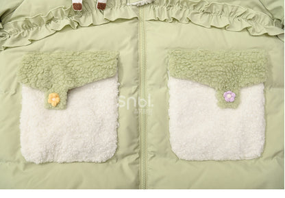 Grüner süßer Daunenmantel mit Kapuze und Rüschenbesatz