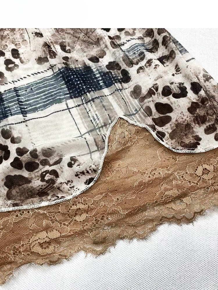 Cami-Top mit Leopardenmuster, Y2K, V-Ausschnitt, Patches + kontrastierende braune Spitze