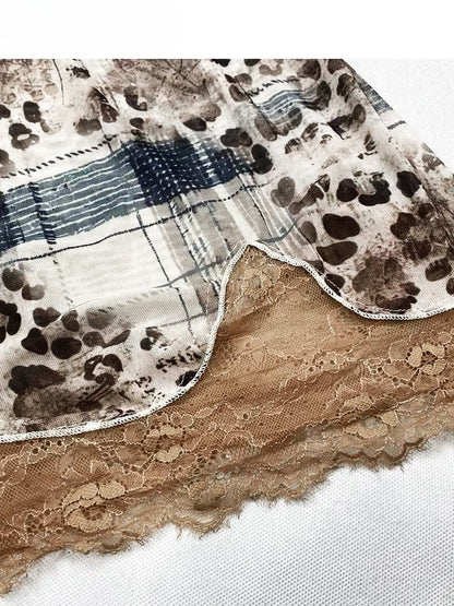 Cami-Top mit Leopardenmuster, Y2K, V-Ausschnitt, Patches + kontrastierende braune Spitze