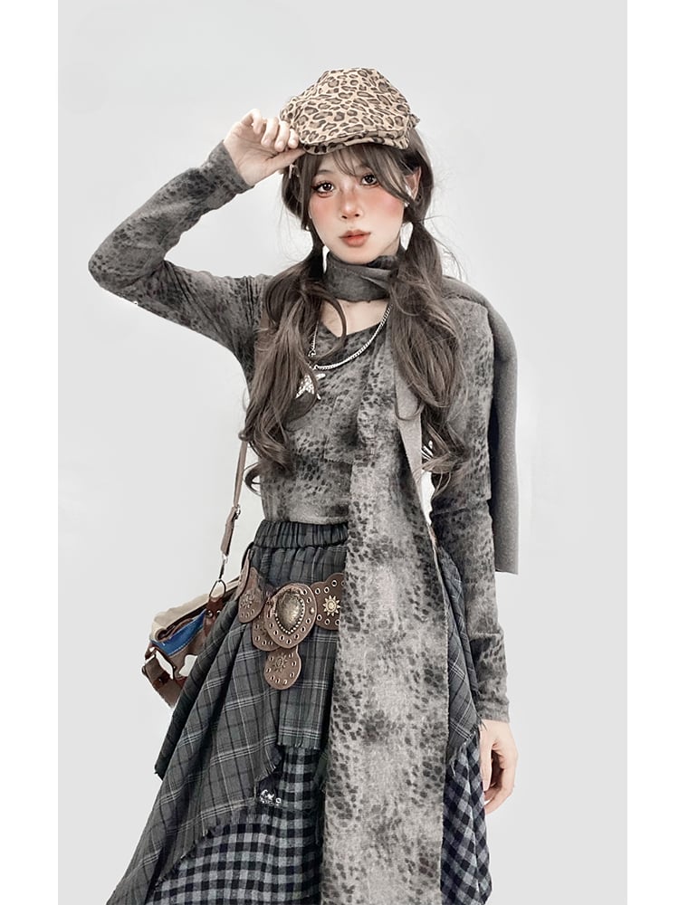 Camelfarbenes Leoparden-Top mit V-Ausschnitt und Schal