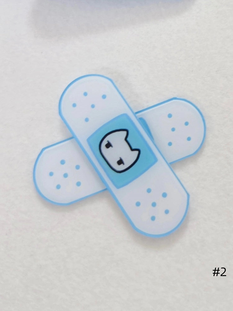 - Kawaii in Feline Design Clip Acrylic Band-Aid Yami Hair