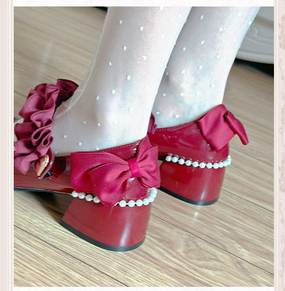 光沢のあるワインレッドのラウンドトゥ、フリルトリム、ブロックヒール、ビーズチェーン付きメリージェーン