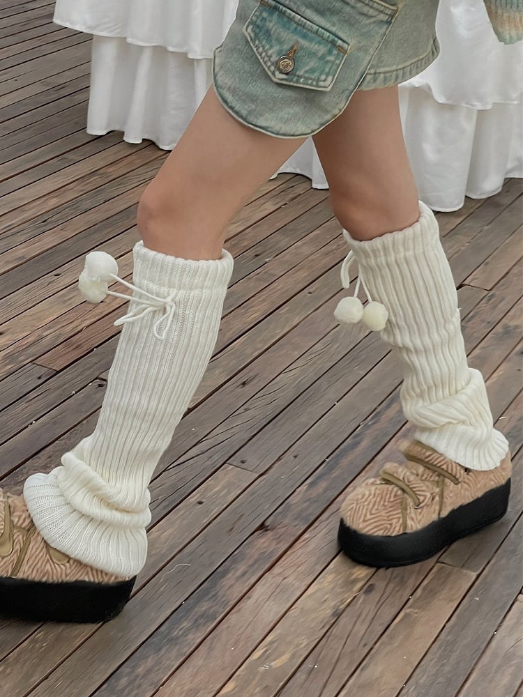 Gestrickte Beinwärmer mit Pompons in Weiß/Beige/Hellgrau/Schwarz