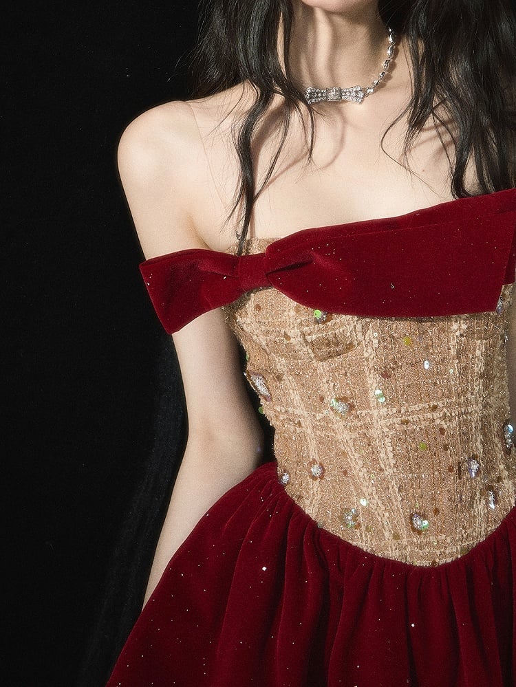 Weinrotes, strassverziertes Tweed-Patchwork-Mieder mit Stufenrock und trägerlosem Kleid