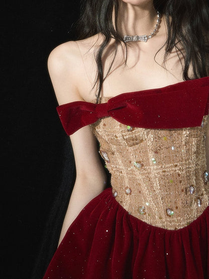 Weinrotes, strassverziertes Tweed-Patchwork-Mieder mit Stufenrock und trägerlosem Kleid