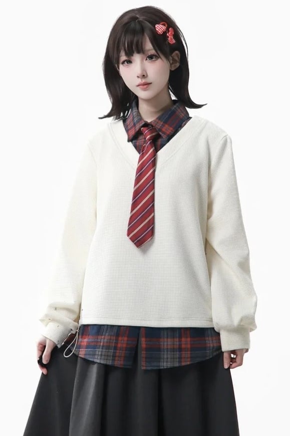 White Sweatshirt with Two-piece Apple Brooch
