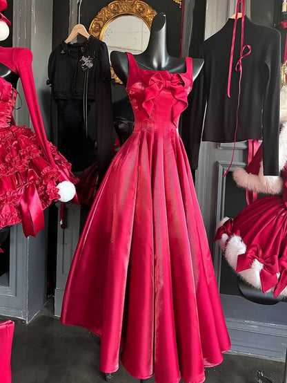 Rotes Weihnachts-Glanzkleid mit Schleife am Mieder, Heimkehrkleid