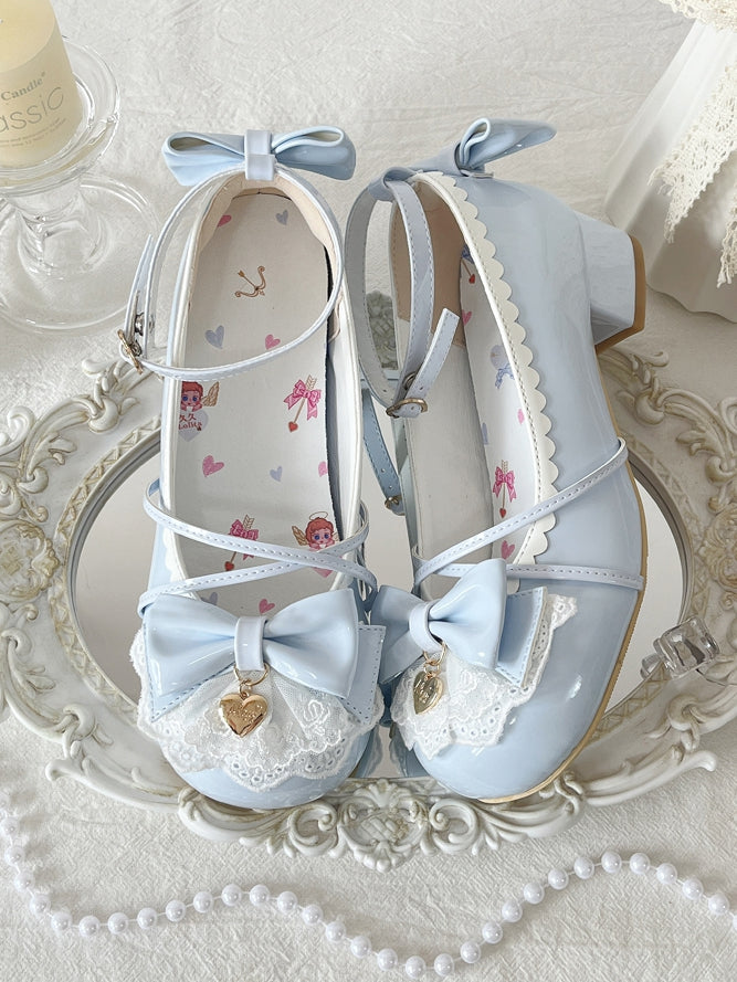 Charm-Schleifenbesatz oben, kreuz und quer, Baby-Design, blaues Spitzenherz