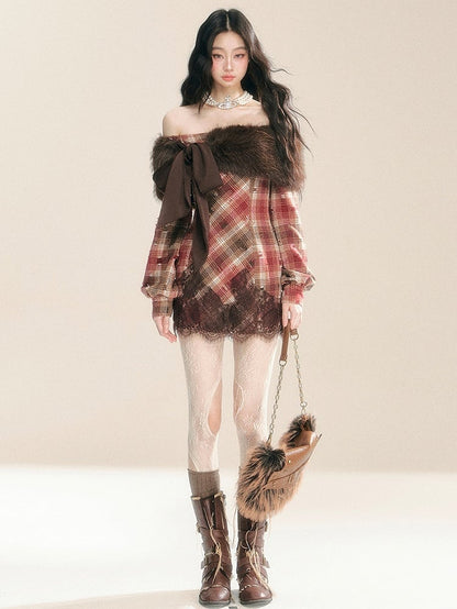 Rot-braunes kariertes Kleid mit Löchern im Used-Look, inklusive Plüschschal