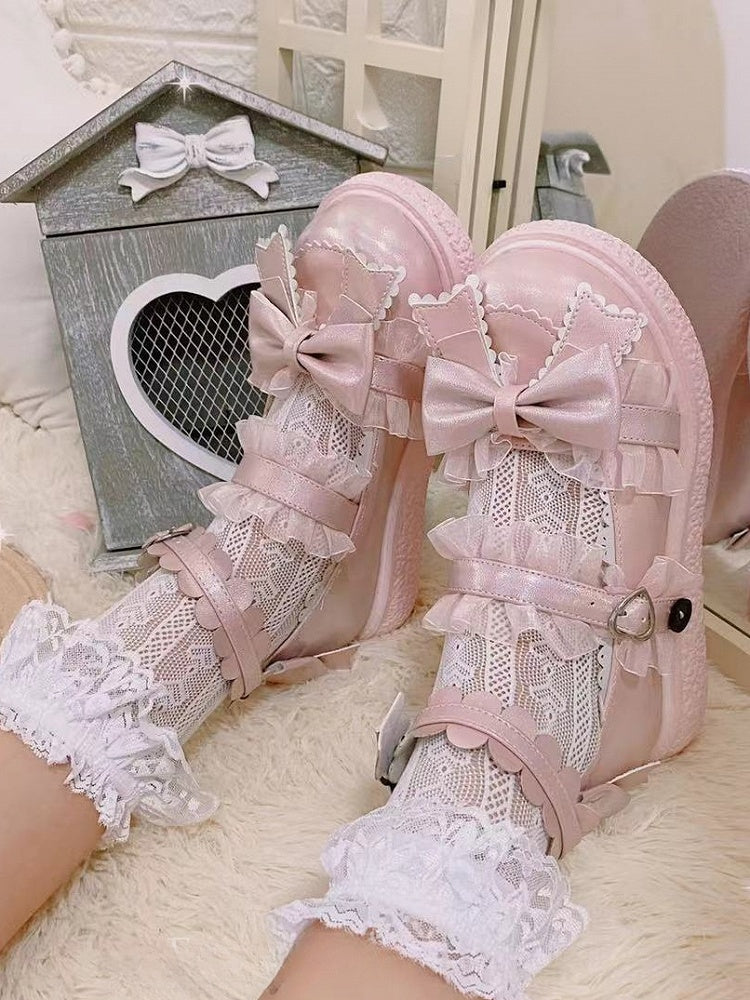 Schwarze Lolita-Wadensocken mit Rüschen und Spitzenbündchen und Herzmuster