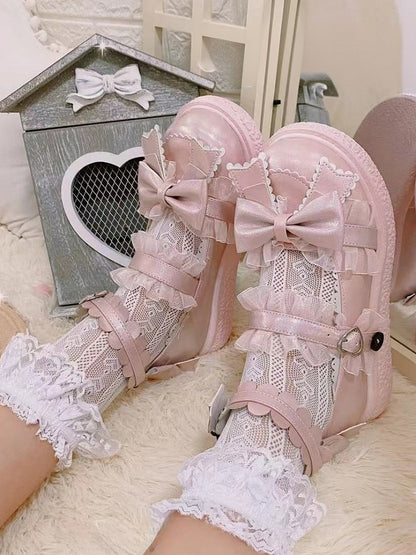 Schwarze Lolita-Wadensocken mit Rüschen und Spitzenbündchen und Herzmuster