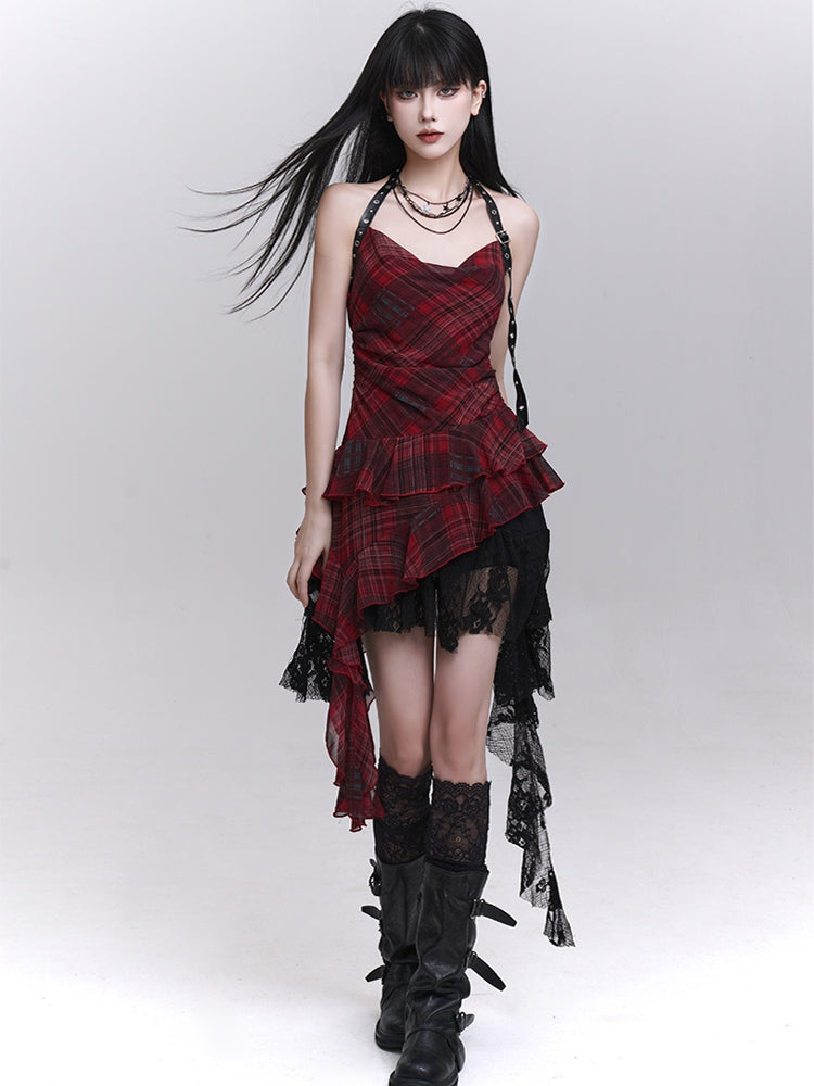 Rot kariertes Neckholder-Top mit kaskadierenden Rüschen und Schnallenriemen