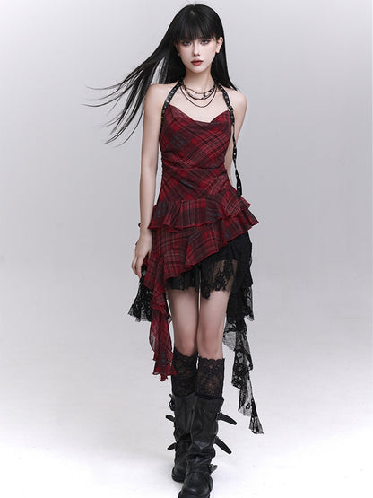 Rot kariertes Neckholder-Top mit kaskadierenden Rüschen und Schnallenriemen