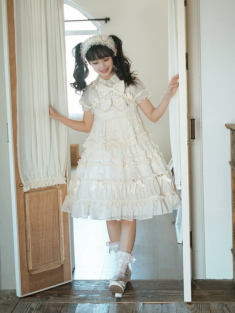 Beiges süßes Lolita-Kleid mit Schleifenakzenten und Rüschenbesatz