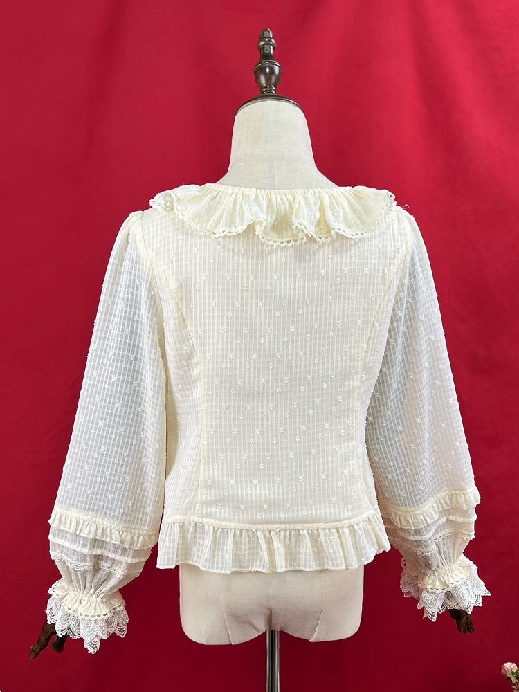 Aprikosenfarbenes Oberteil mit Volantbesatz, Knopfleiste und selbstbindendem Ausschnitt und langen Ärmeln