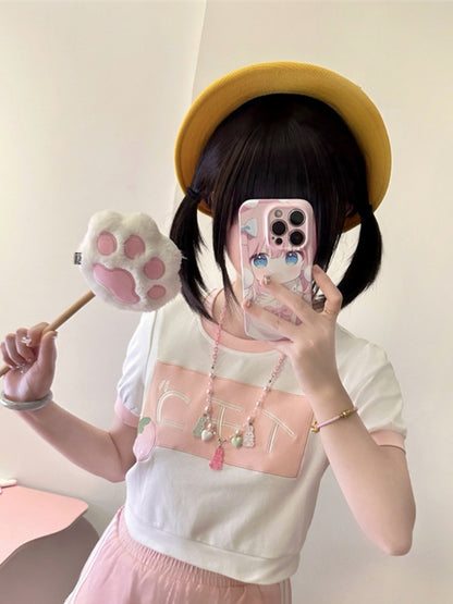 Weißes, kontrastierendes, rosafarbenes Crop-Top mit Rundhalsausschnitt und Erdbeermuster