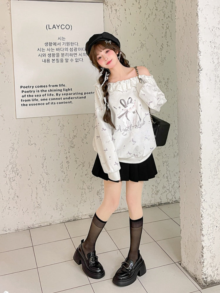 フリル付きアシンメトリーラム＆リボンプリントのホワイトネックラインスウェットシャツ