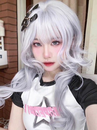ウィッグの長さ70cm、前髪あり、ウェーブシルバーエア