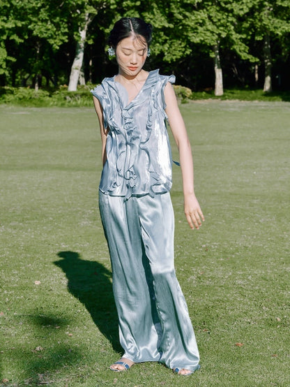 Vintage-Oberteil mit blauen Rüschenakzenten und Hose mit geradem Bein